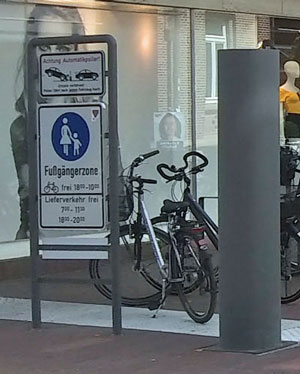 Fussgängerzonenschild in Lingen mit Radfahren erlaubt.