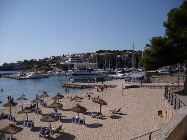 Hafen und Strand in Porto Cristo Mallorca