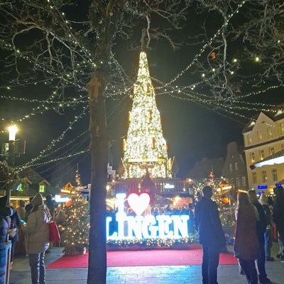  25 m hoher Weihnachtsbaum auf dem Weihnachtsmarkt in Lingen