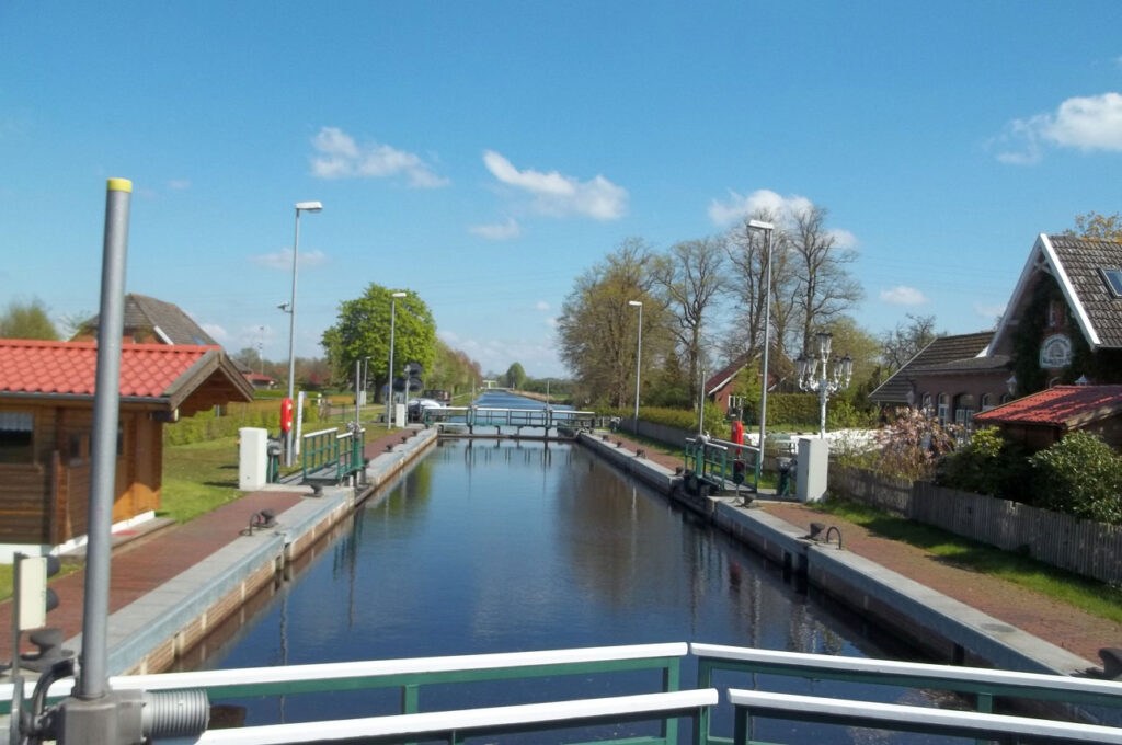 Die Schleuse "Kukelorum" im Ems-Jade-Kanal in Rahe
